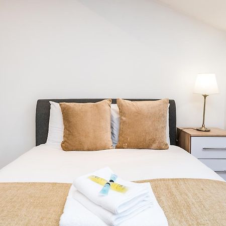 Riverbank Stay Лондон Екстериор снимка