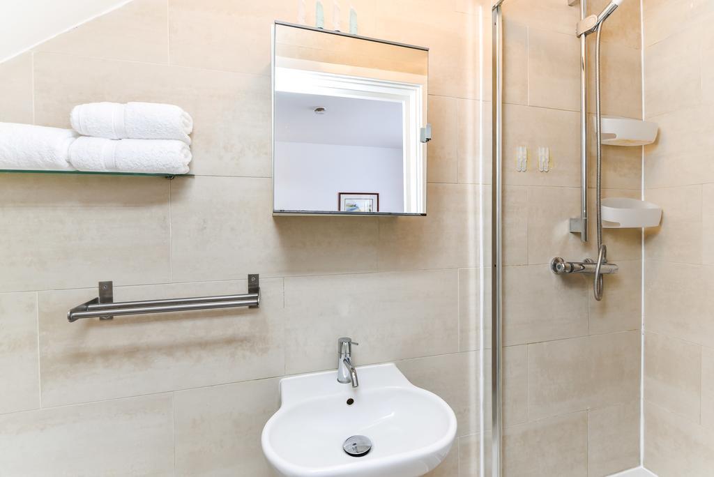 Riverbank Stay Лондон Екстериор снимка