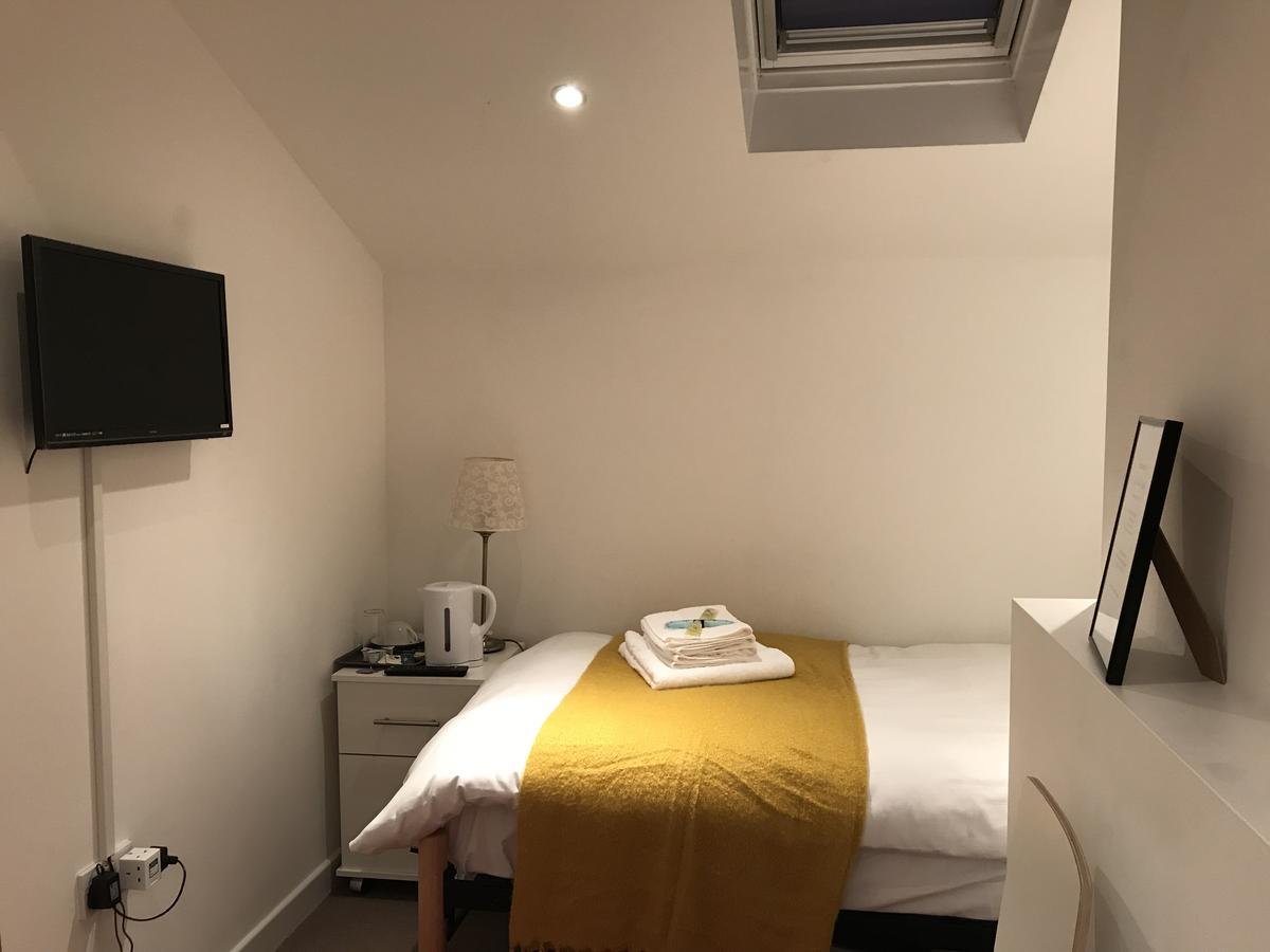 Riverbank Stay Лондон Екстериор снимка