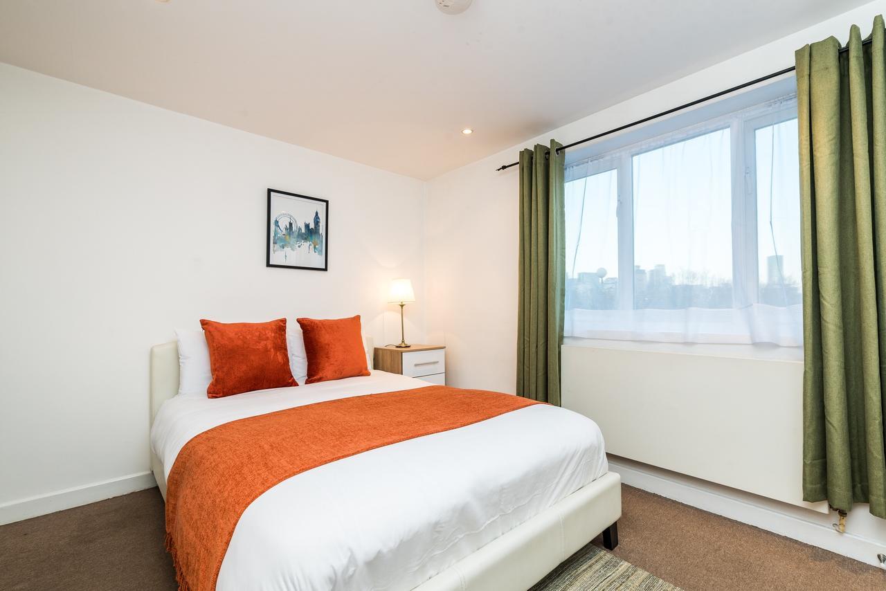 Riverbank Stay Лондон Екстериор снимка