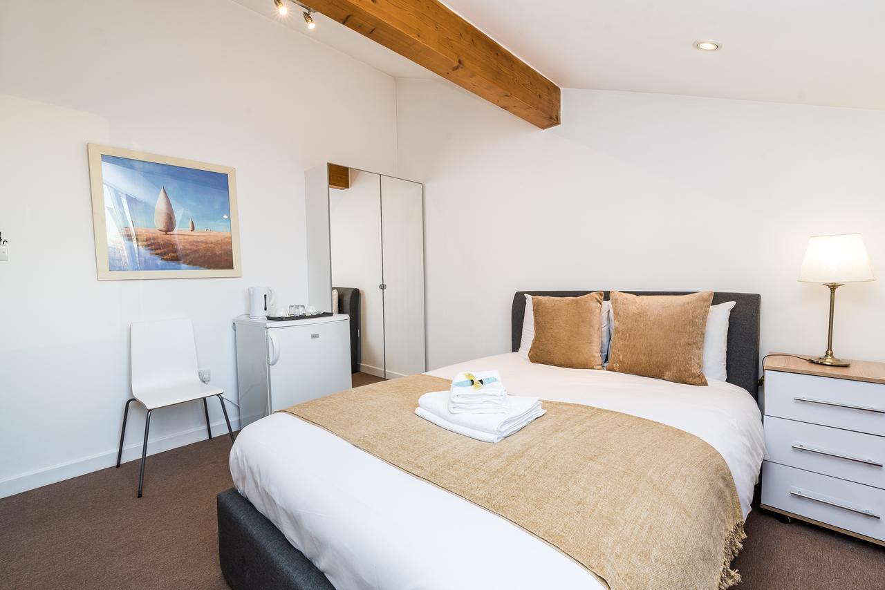 Riverbank Stay Лондон Екстериор снимка