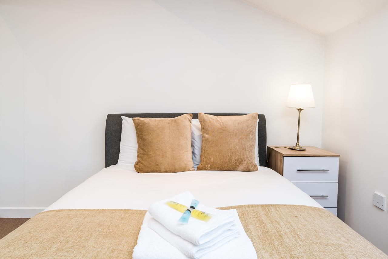 Riverbank Stay Лондон Екстериор снимка