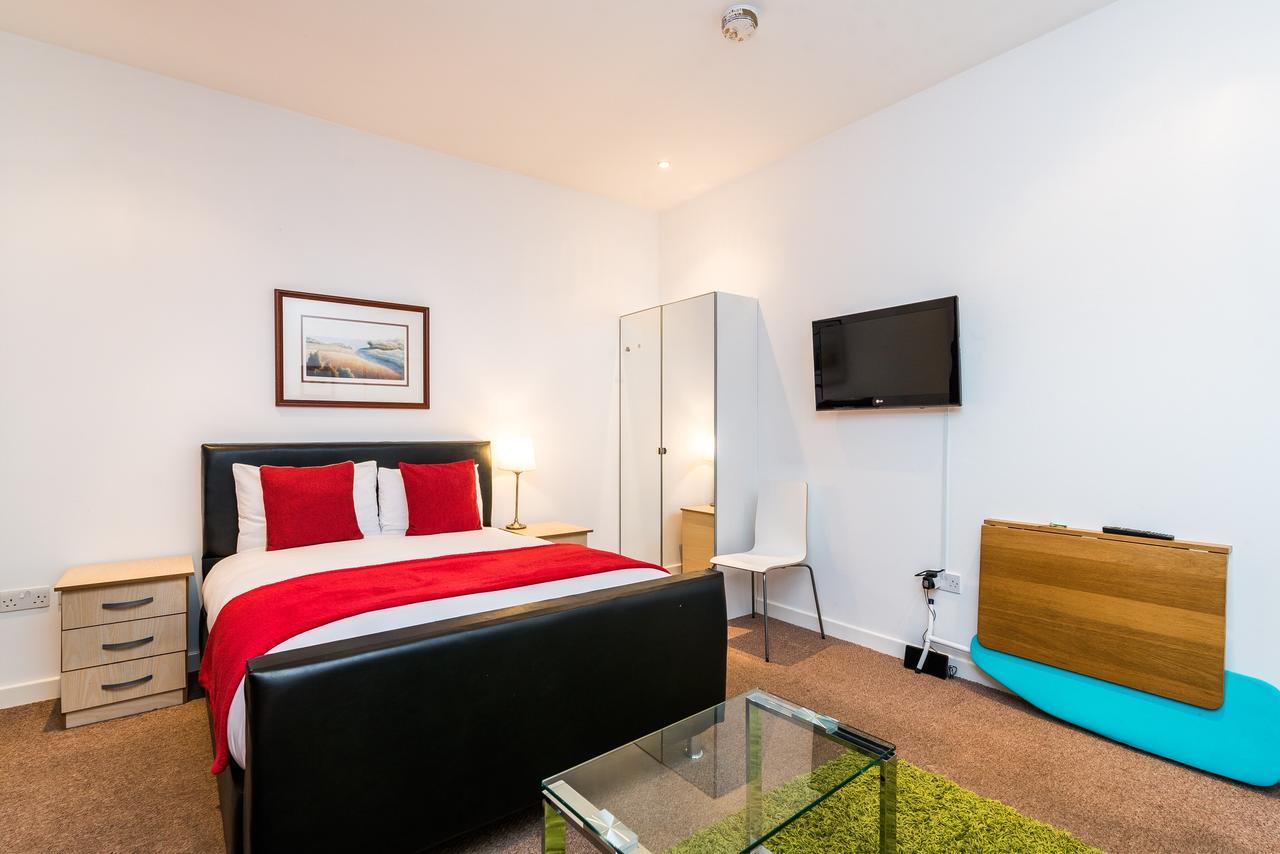Riverbank Stay Лондон Екстериор снимка