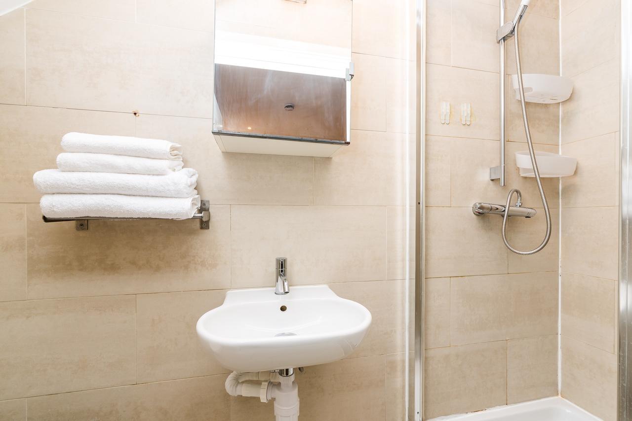 Riverbank Stay Лондон Екстериор снимка