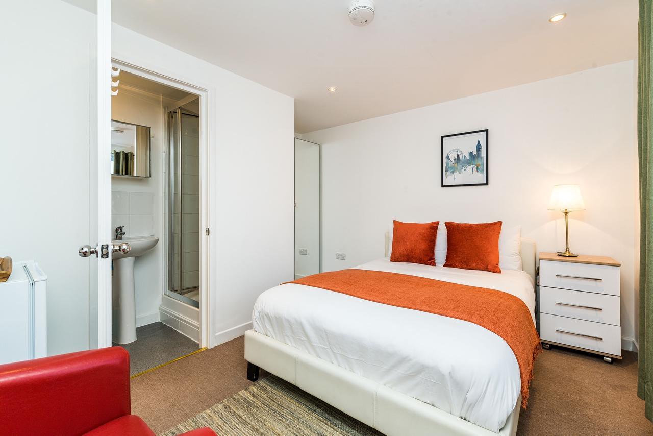 Riverbank Stay Лондон Екстериор снимка