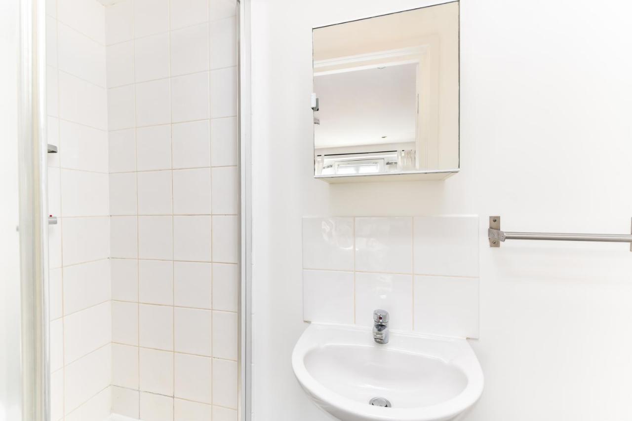 Riverbank Stay Лондон Екстериор снимка